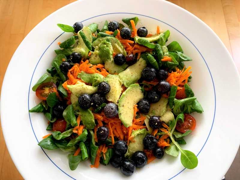 Ensalada con aguacate y arándanos