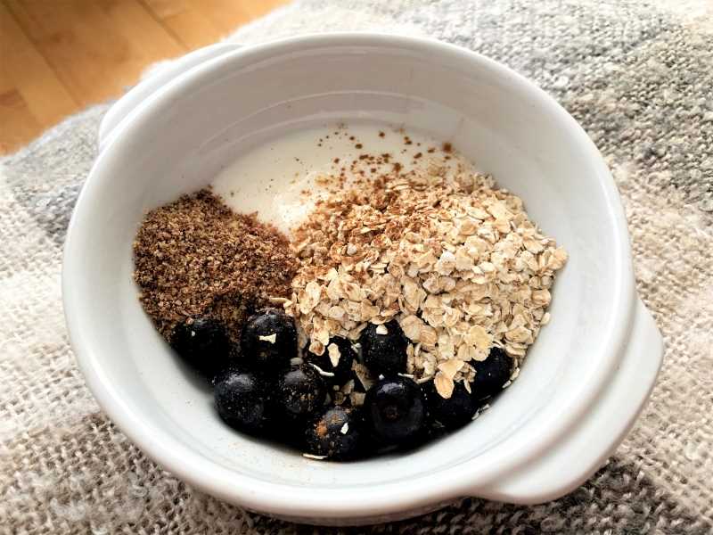 Yogur de cabra con avena, arándanos y lino