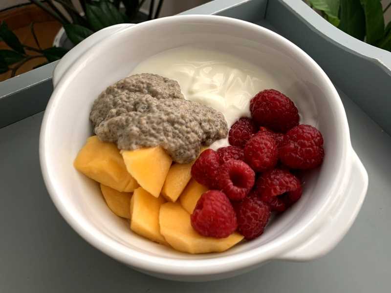 Yogur con fruta y pudin de chía